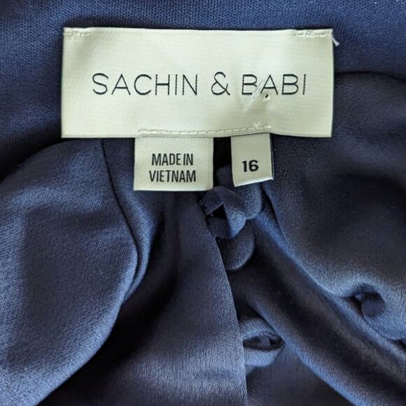 Elegant Black Midi Dress - Picture 11 of 15